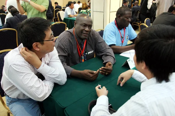 Китайський Відвідувачів Говорити Африканських Експонентів Китаї Африки Бізнес Exchange Ярмарок — стокове фото