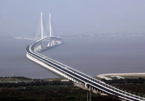 Vista Aérea Del Puente Del Río Shanghai Yangtze Que Une —  Fotos de Stock