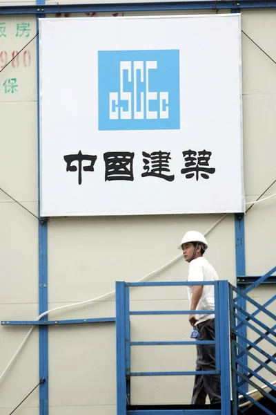 Ein Chinesischer Arbeiter Spaziert Logo Der Cscec China State Construction — Stockfoto
