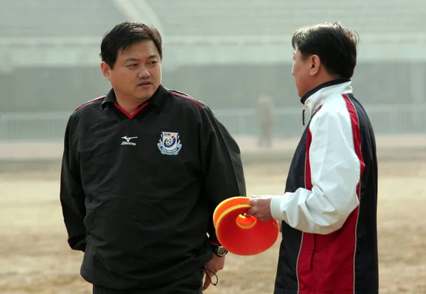 Ding Zhe Links Damals Trainer Des Shanxi Luhu Fußballklubs Spricht — Stockfoto