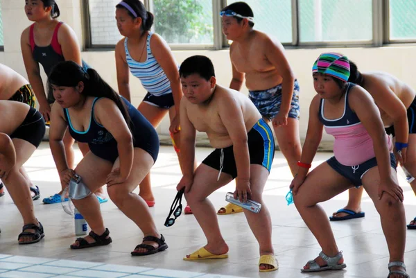 Fettleibige Chinesische Kinder Üben Bevor Sie Schwimmen Lernen Abzunehmen Einem — Stockfoto