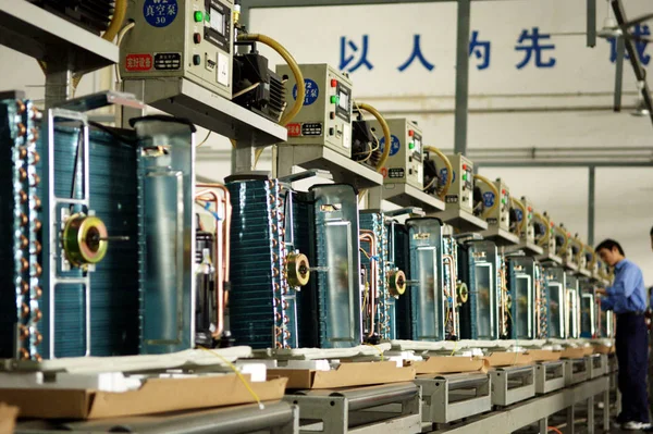 Ein Chinesischer Fabrikarbeiter Montiert Klimaanlagen Der Produktionslinie Einem Werk Von — Stockfoto