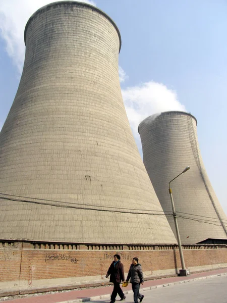 Mieszkańców Chińskich Chodzić Przez Elektrowni Cieplnej Jak Wieże Chłodnicze Emitują — Zdjęcie stockowe