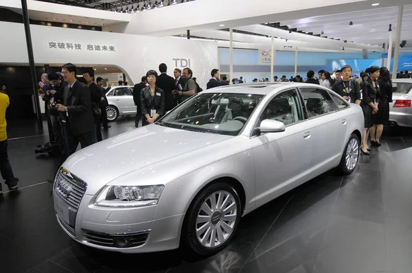 Bezoekers Een Stand Van Audi Tijdens Auto China 2008 Peking — Stockfoto