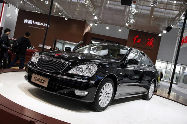 Una Bandera Roja Faw Hongqi Shengshi Está Exhibición Exposición Internacional — Foto de Stock