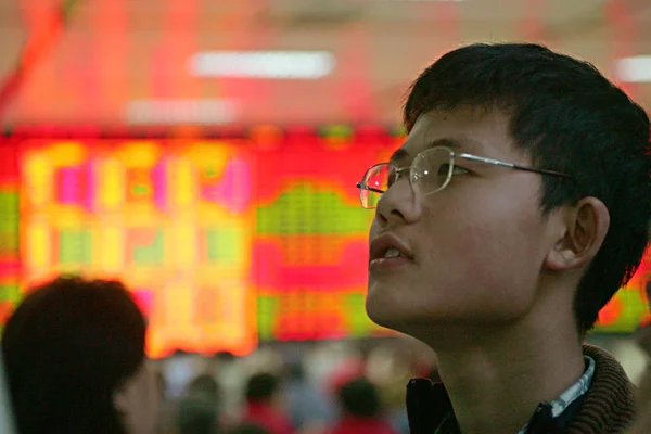 Kínai Részvényesek Nézni Képernyőn Egy Bróker House Ban Shanghai Piros — Stock Fotó