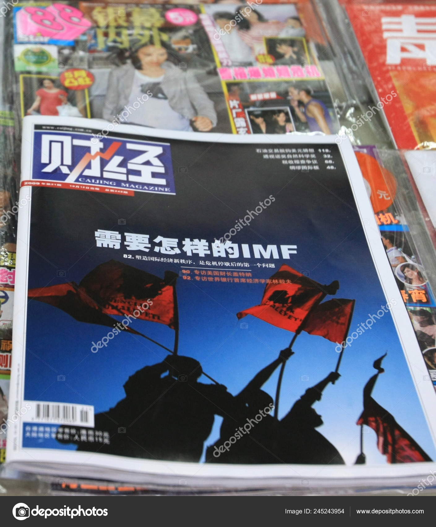 Kopia Caijing Magazine Ses Till Salu Tidningskiosk Shanghai Kina Oktober —  redaktionellt stockfoto © IC Photo #245243954