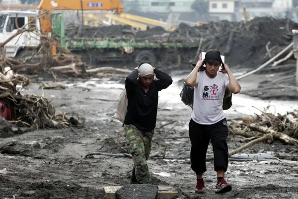 Двое Мужчин Припасами Покидают Деревню Поврежденную Оползнями Время Тайфуна Моракот — стоковое фото