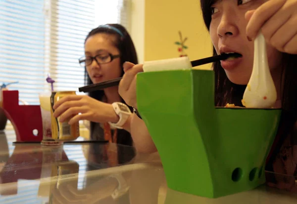 Les Jeunes Femmes Chinoises Mangent Nourriture Qui Est Servie Dans — Photo