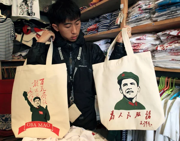 Chinese Man Shows Shopping Bags Printed Portait President Barrack Obama — Stock Photo, Image