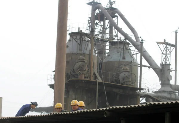 Chinese Factory Workers Look Molten Steel Spill Accident Qinghe Special — Stock Photo, Image