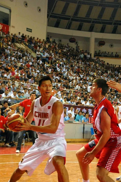 Chinas Jianlian Lewo Jest Broniony Przez Chorwackich Graczy Baskebtall Podczas — Zdjęcie stockowe