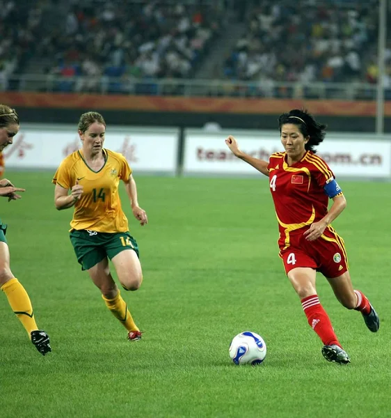 Chinas Wei Δεξιά Σπάζει Μέσω Παίκτες Της Αυστραλίας Κατά Διάρκεια — Φωτογραφία Αρχείου