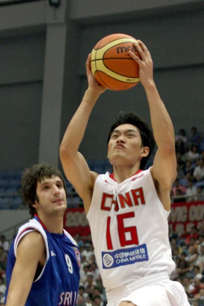 Chinas Chen Jianghua Bryter Igenom Serbisk Basketspelare Basket Match 2008 — Stockfoto