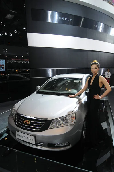 Modelo Posa Con Geely Durante Feria Automóviles Auto China 2008 — Foto de Stock