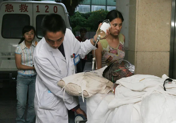 Illa Sårad Kinesiska Gruvarbetare Skickas Till Ett Lokalt Sjukhus Kunming — Stockfoto