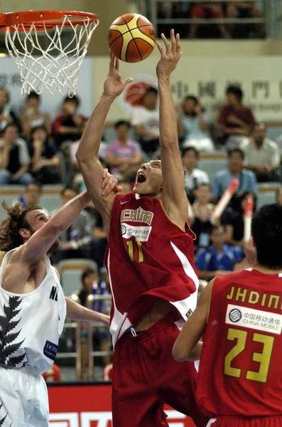 Jogador Nova Zelândia Esquerda Fouls Chinas Jianlian Durante Uma Partida — Fotografia de Stock