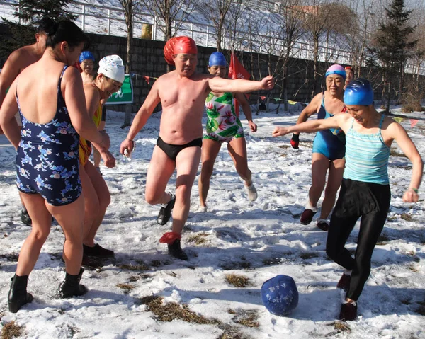 2007年2月8日 在中国东北吉林省吉林市举行的一场大规模雪足球比赛中 当地的中国人在雪中进行足球比赛 — 图库照片