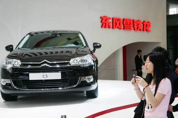 Látogatók Nézd Meg Egy Citroen Jelenik Meg Sanghaji Nemzetközi Autóipar — Stock Fotó