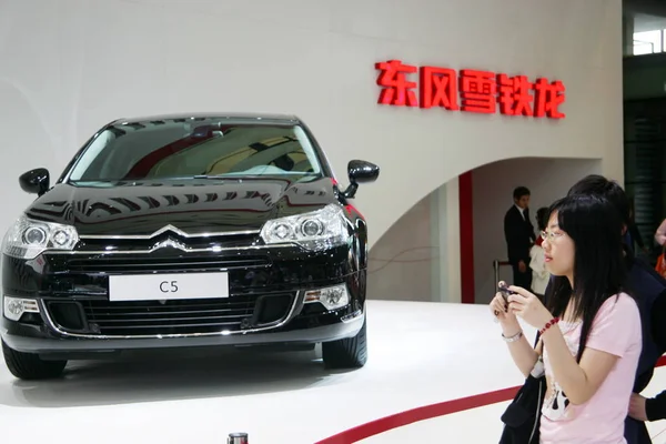 Les Visiteurs Regardent Une Citroën Exposée 13E Salon International Industrie — Photo