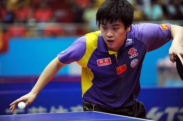 2009年8月16日 在中国天津举行的 9年乒乓球中国公开赛男子单打决赛中 中国选手王浩与队友王浩参赛 看不见 — 图库照片