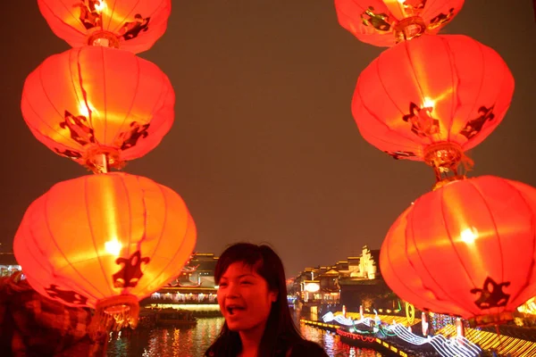 2007年3月2日 在中国东部江苏省省会南京的南京孔子展上 一位中国妇女摆出红灯笼旁边的姿势拍照 — 图库照片