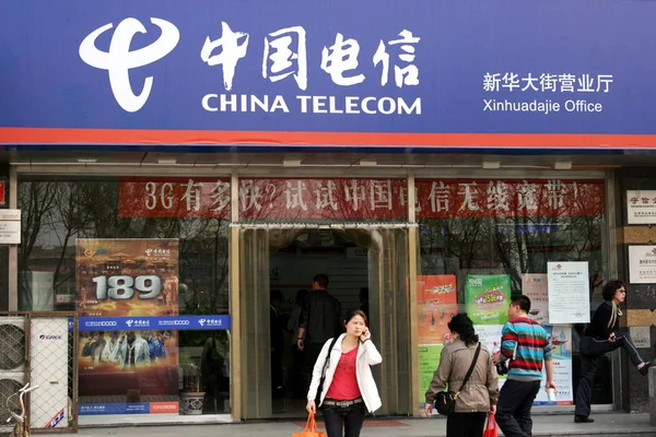 Des Citoyens Chinois Passent Devant Une Succursale China Telecom Pékin — Photo