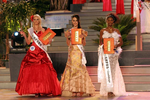 Miss Kazachstan Tatyana Dmitrivenko Miss Australië Kimberley Ellsmore Miss Guadeloupe — Stockfoto