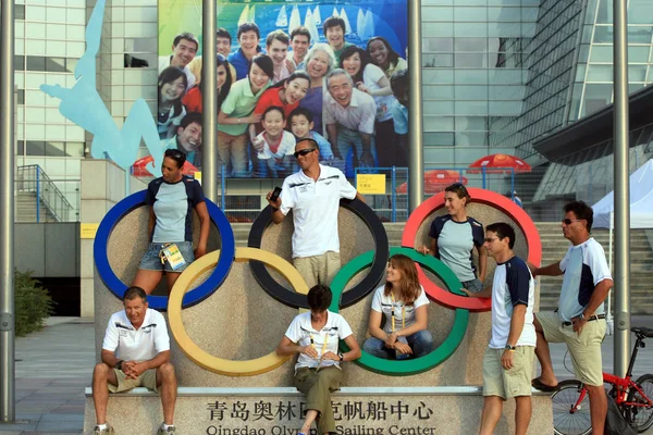 Israelske Seilere Poserer Med Emblemet Bilder Ved Qingdao Olympiske Seilingsenter – stockfoto