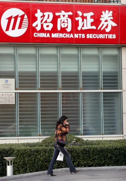 Uma Mulher Chinesa Passa Por Uma Filial China Merchants Securities — Fotografia de Stock