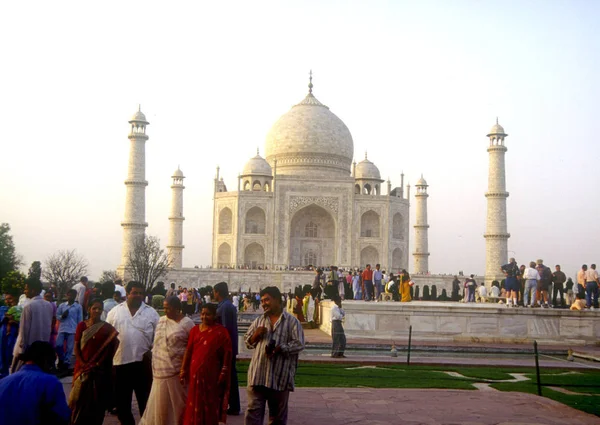 Foto Archivo Sin Fecha Muestra Turistas Visitando Taj Mahal Agra — Foto de Stock