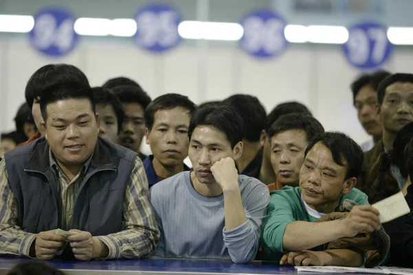 Mulțimi Pasageri Chinezi Așteaptă Cumpere Bilete Tren Pentru Reuniunea Familiei — Fotografie, imagine de stoc