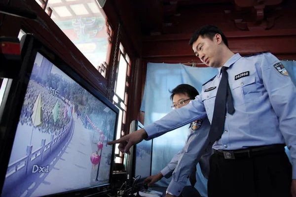 Chińscy Policjanci Obserwują Monitor Podłączony Kamery Parku Pekinie Chiny Września — Zdjęcie stockowe