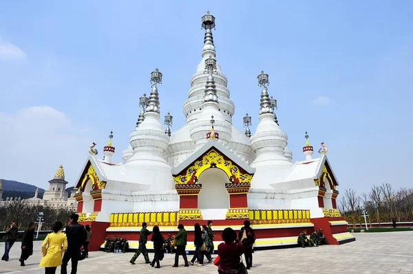 Los Turistas Caminan Más Allá Pagoda Manfeilong Lugar Escénico Lingshan —  Fotos de Stock