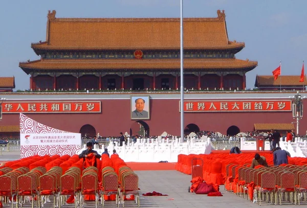 Les Travailleurs Chinois Portent Des Chaises Couvertures Rouges Préparation Cérémonie — Photo
