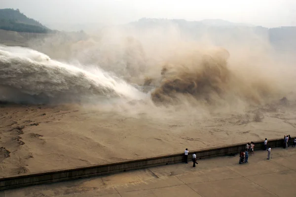 Besucher Beobachten Wie Wasser Aus Dem Xiaolangdi Reservoir Auf Dem — Stockfoto