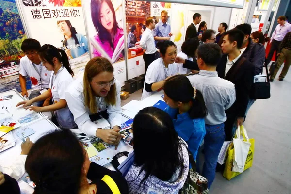 Chinese Students Parents Crowd Stall Germany International Education Exhibition Beijing — Stock Photo, Image