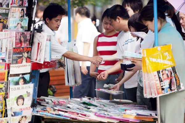 Китайські Місцеві Жителі Купують Газети Журнали Пресі Шанхаї Серпня 2004 — стокове фото