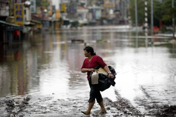 Tajwańska Kobieta Idzie Obok Zalane Ulicy Ciężkim Deszczu Spowodowane Przez — Zdjęcie stockowe