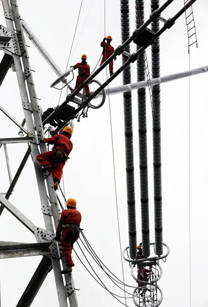 Trabajadores Chinos Instalan Cables Catenaria Hangzhou Provincia Chinas Zhejiang Septiembre —  Fotos de Stock