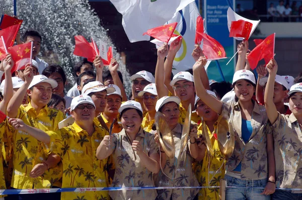 Cittadini Cinesi Locali Sventolano Bandiere Nazionali Cinesi Celebrare Durante Staffetta — Foto Stock