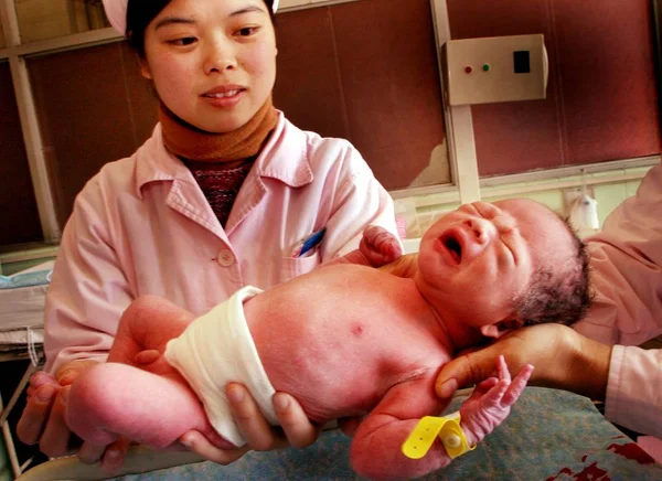 Chinese Verpleegkundigen Tonen Een Pasgeboren Baby Een Ziekenhuis Guangzhou Zuid — Stockfoto