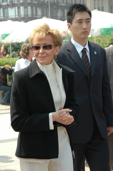 西班牙副总理玛丽亚 特蕾莎 费尔南德斯 德拉维加访问上海外滩 2007年4月4日 — 图库照片