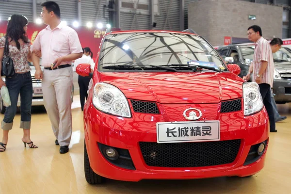 Los Visitantes Observan Gwperi Great Wall Automobile Durante Una Exhibición —  Fotos de Stock