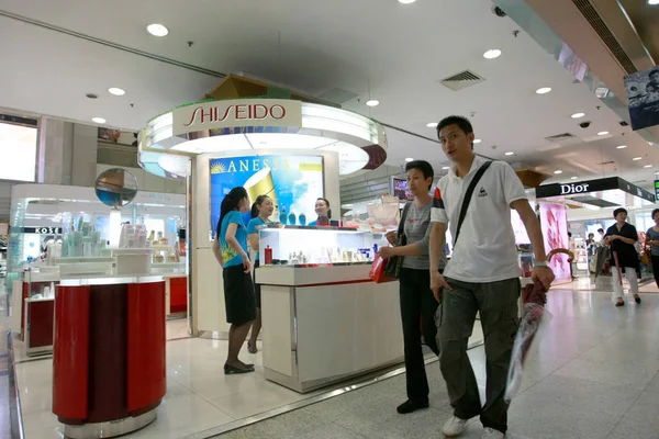 Clienti Cinesi Passano Davanti Bancone Shiseido Dipartimento Shanghai Giugno 2008 — Foto Stock