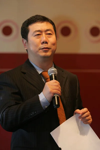 中国中央电视台前主播方洪进在中国上海举行的商业峰会上发表讲话 2005年11月16日 — 图库照片