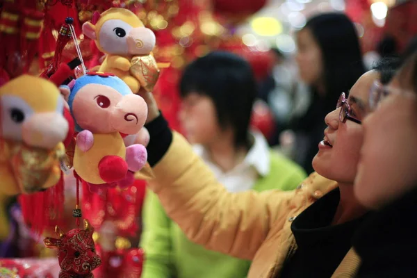 Las Mujeres Chinas Compran Juguetes Buey Mercado Productos Básicos Beijing — Foto de Stock