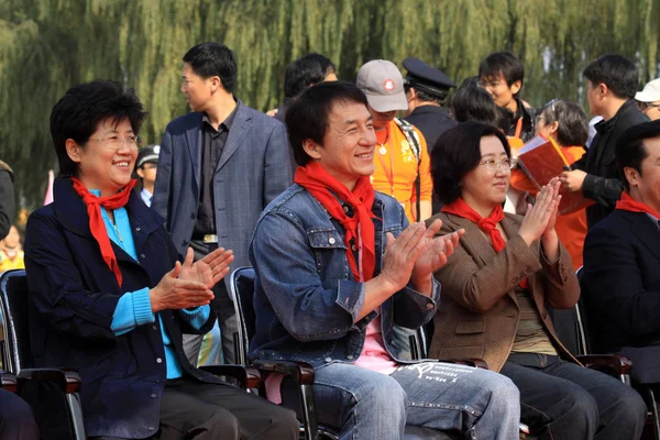 Hongkongské Kungfu Superstar Jackie Chan Potleskem Jiangpao Základní Školy Luannan — Stock fotografie