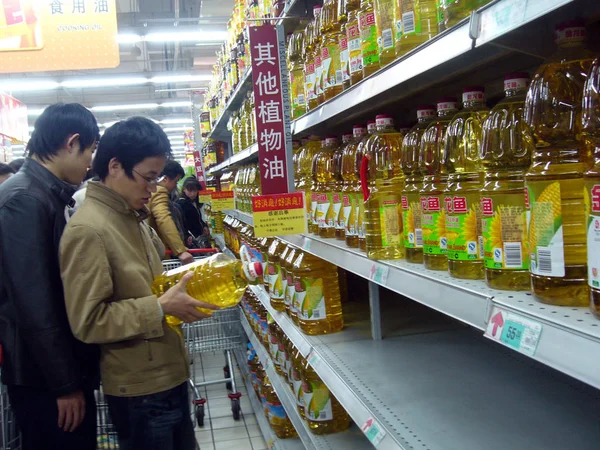 Китайські Покупці Купують Їстівне Масло Супермаркеті Місті Сучжоу Східна Провінція — стокове фото