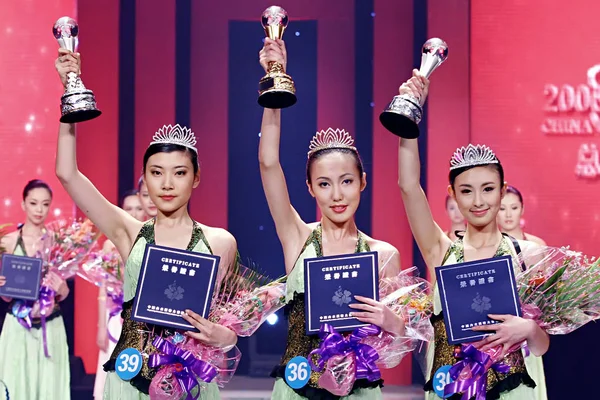 Model Champion Jin Runner Lin 3Rd Ren Hand Cup Certificate — Stock Photo, Image